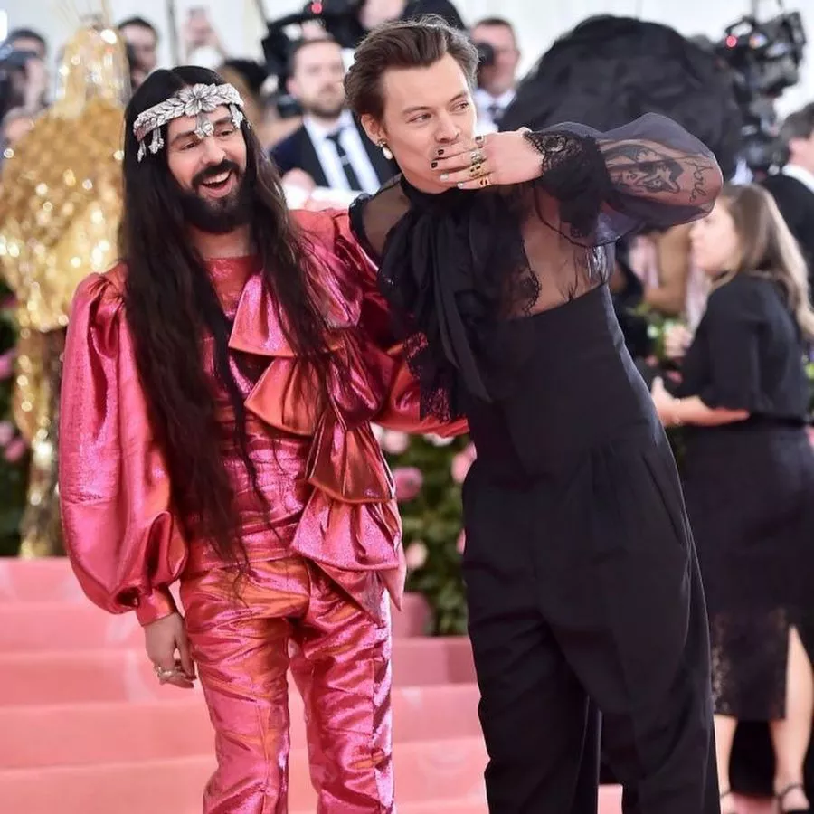 gucci-lanza-una-coleccion-junto-a-harry-styles-inspirada-en-los-70s-1374939