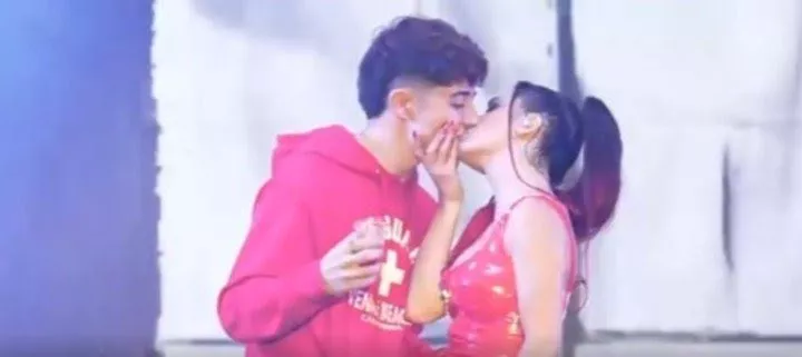 lali-esposito-a-los-besos___4109a_yrw_720x0__1