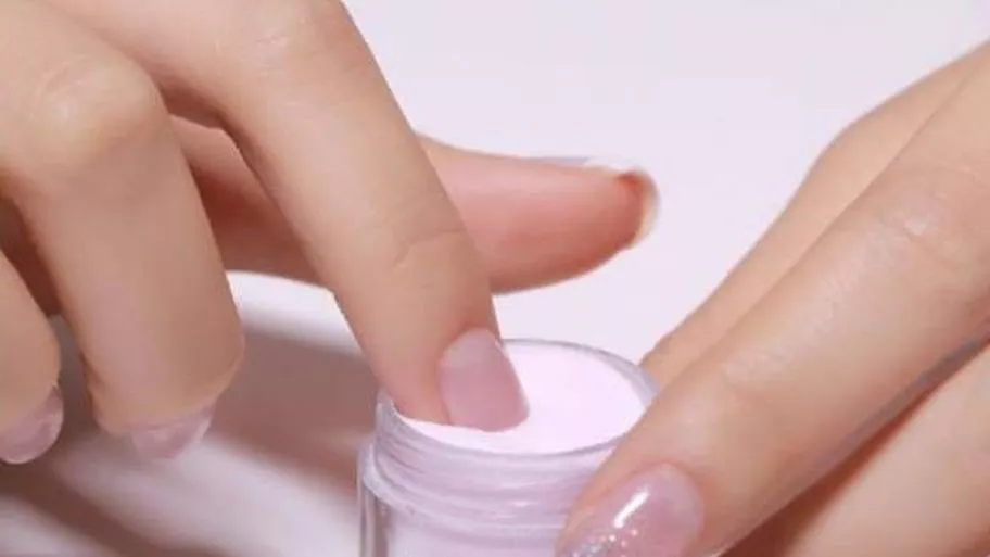 dip-powder-conoce-la-ultima-tendencia-en-manicura-1358408