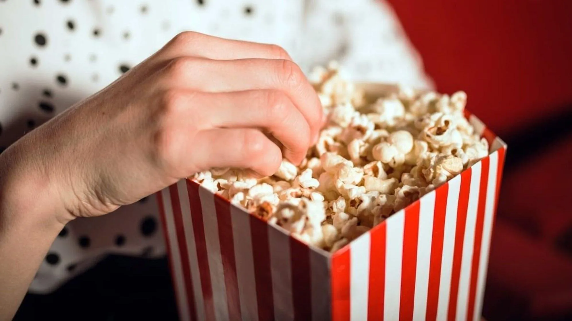 ¿Por qué comemos pochoclos en el cine? La curiosa historia del snack ...
