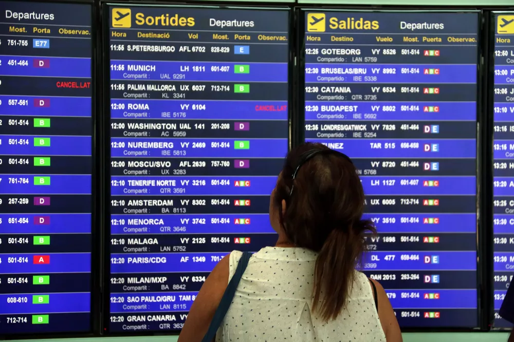 una-usua-ria-consulta-la-pantalla-amb-els-vols-a-l-aeroport-del-prat-acn