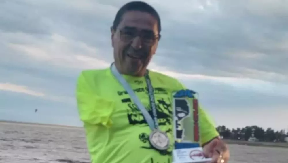 sin-lmtes-tucumano-adrian-aron-cruzo-nadando-lago-termas-foto-tomada-facebook-eduardo-carrizo-930120-203553