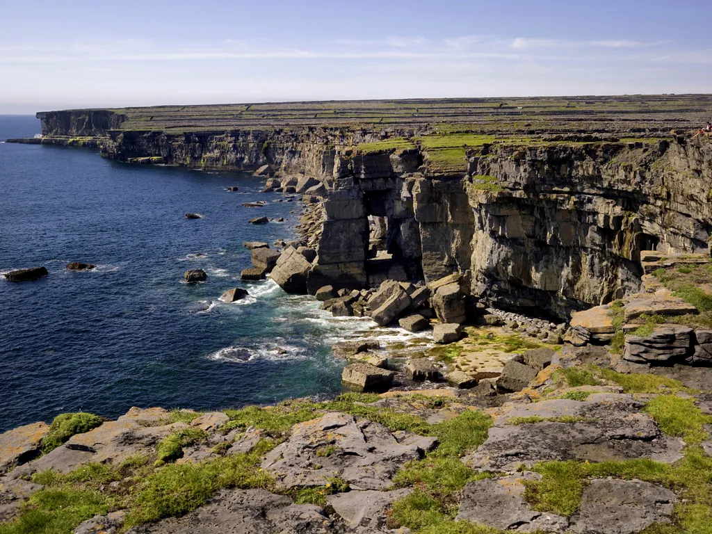 04-Aran-Islands-Inishmore-Inis-Mor-Sea-Clifs-blue-sky-with-green