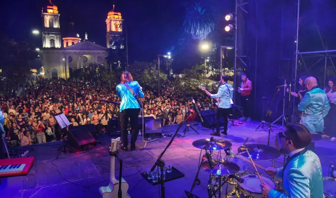 Fiesta de la Patria: una multitud disfrutó en la plaza Independencia ...