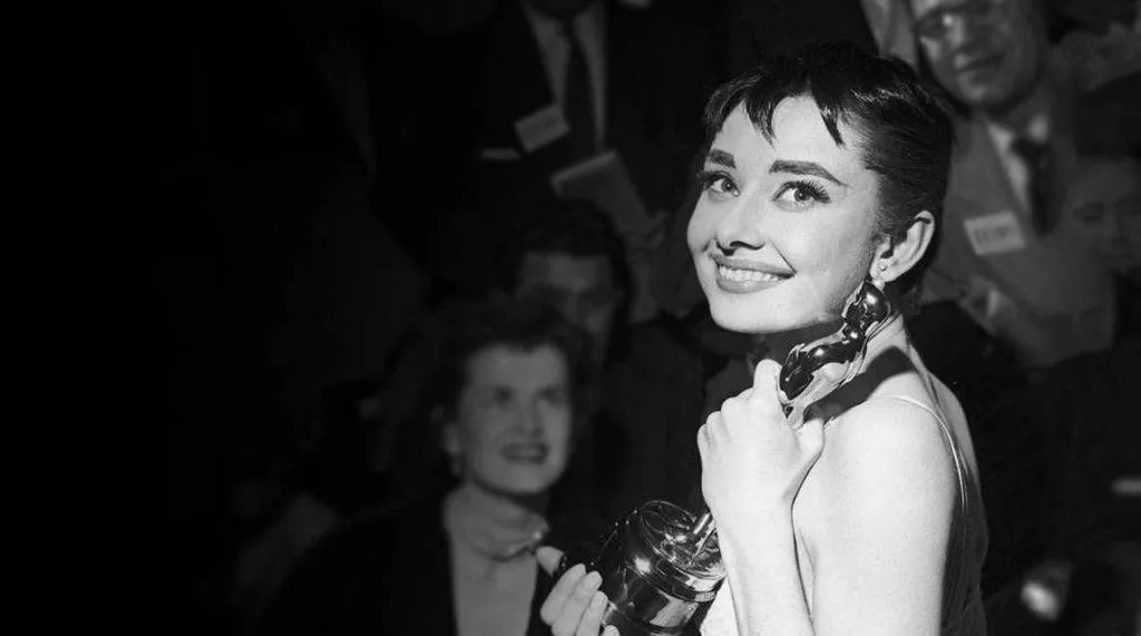 audrey-hepburn-oscar-holding-trophy