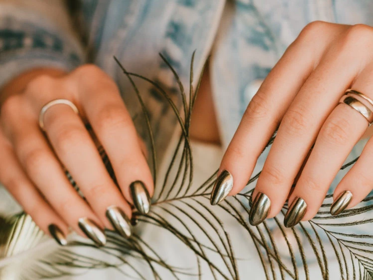 5-tendencias-en-manicura-que-pisaran-fuerte-en-la-primavera-verano-2023-749x561.jpg