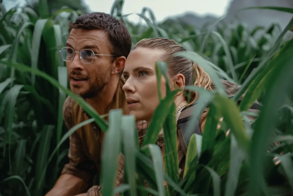 1106088-jurassic-world-rebirth-scarlett-johansson-face-aux-dinosaures-de-gareth-edwards-premieres-images
