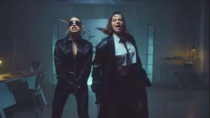 emilia-mernes-y-nathy-peluso-se-unen-en-una-oda-al-empoderamiento-femenino-y-de-homenaje-a-la-moda-y2k-1736866