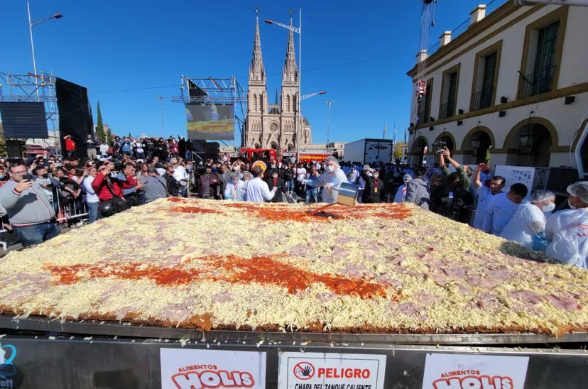 milanesa-mas-grande-mundo-lujan-03-05-2022_mas_de_mil_quinientos_vecinos-828x548