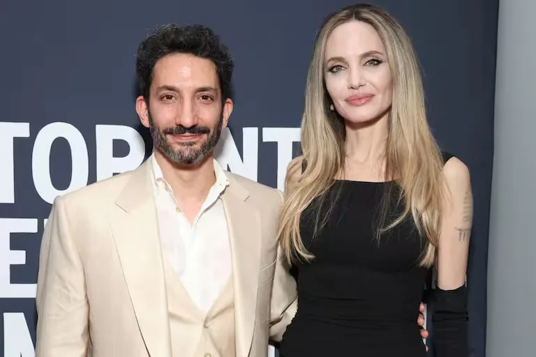 Juan Minujín y Angelina Jolie