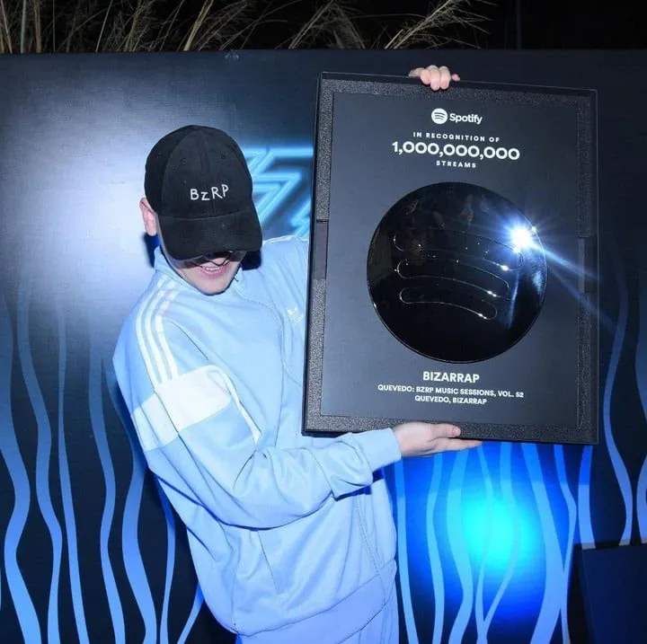 bizarrap-con-su-premio-entregado___-xWURYfUk_720x0__1
