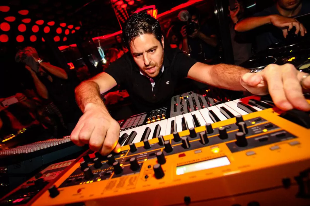1200x800_dj-brasileno-gui-boratto-canas-961657-185634