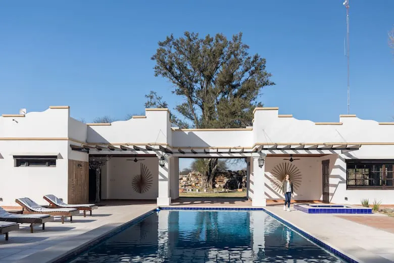 la-pileta-de-estancia-el-alamo-esta-hecha-a-J473NRT6GBFJHHHH67XWNEEAUU