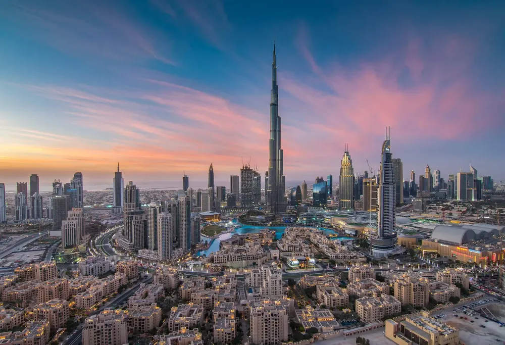 DEST_UAE_DUBAI_SKYLINE_SUNSET_GettyImages-1070127800_Universal