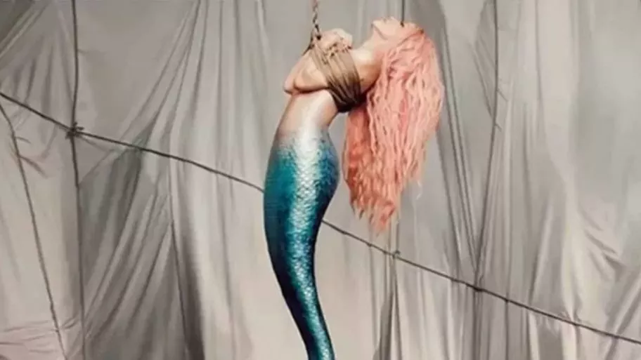 shakira-es-una-sirena-con-los-brazos-atados-en-la-portada-de-su-nuevo-single-copa-vacia-1510605