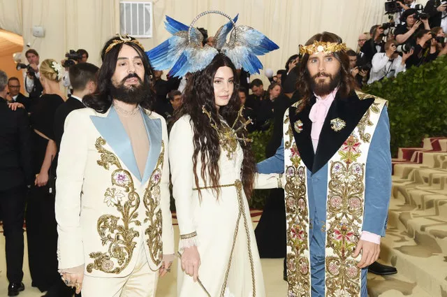 met-gala-alessandro-michele-gucci-acompanantes-looks-y-disenos-jared-leto-lana-del-rey