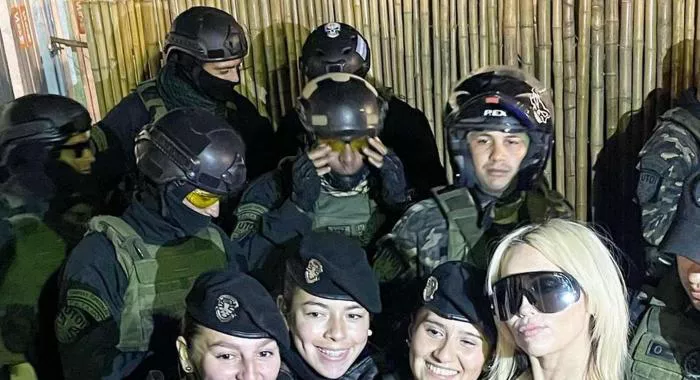 700x380_miley-cyrus-se-fotografio-agentes-policia-bonaerense-hay-polemica-935553-204926