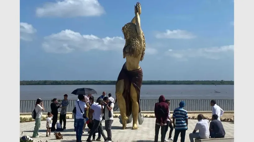 shakira_estatua_malecon-1.jpg_24607264