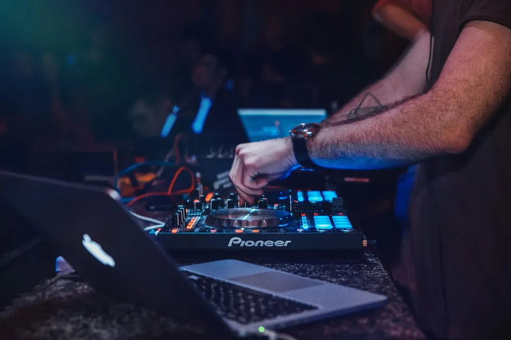 DJ